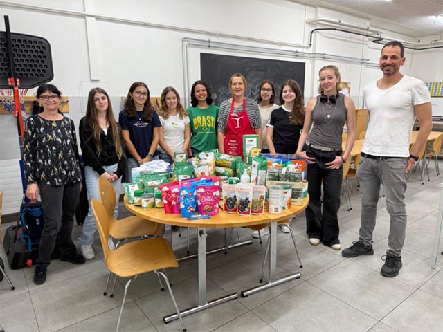 Karin Küng (links), Sandra Niederkofler (Mitte) und Tobias van Baarsen (rechts) mit Schülerinnen der Abschlussklassen. Foto: zVg