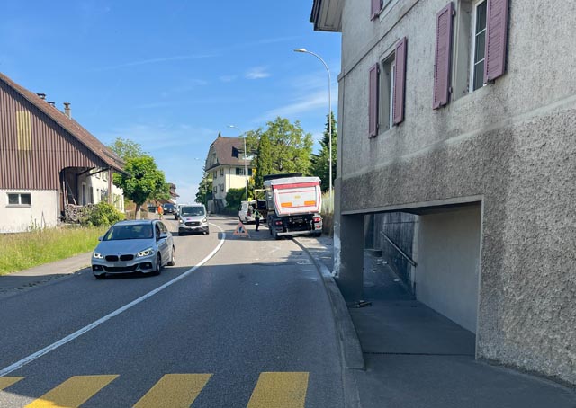 Fischbach-Göslikon: Kontrolle über Lastwagen verloren