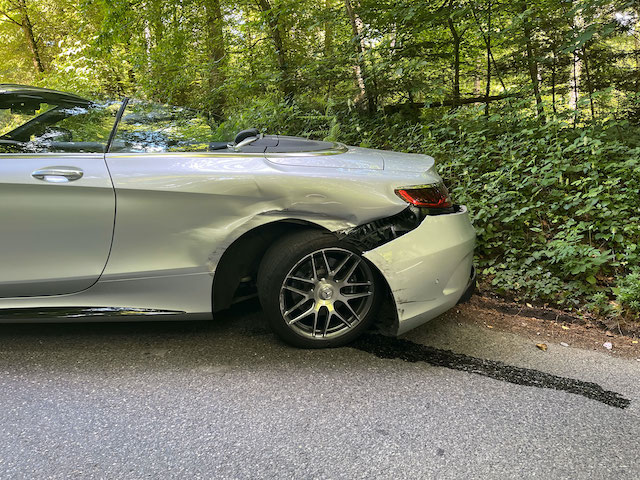 Seon: Nach Missachten des Haltezeichens: Autolenker kollidiert mit Böschung
