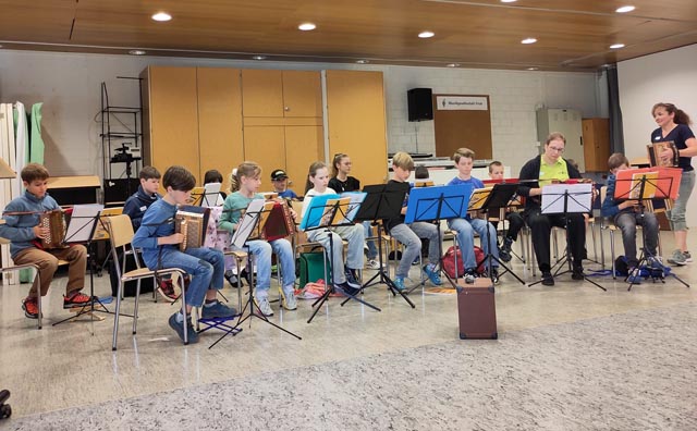 Doris Erdin mit der Schwyzerörgeli-Gruppe. Foto: Cécile Schmid-Herzog