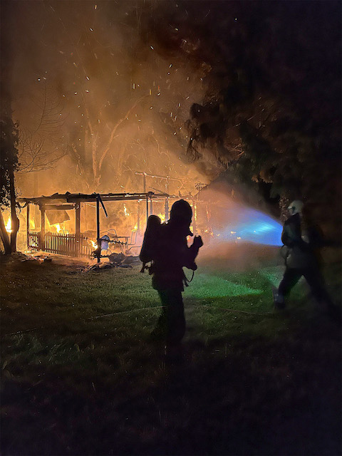 Aesch BL: Gartenhausbrand erfordert Feuerwehreinsatz