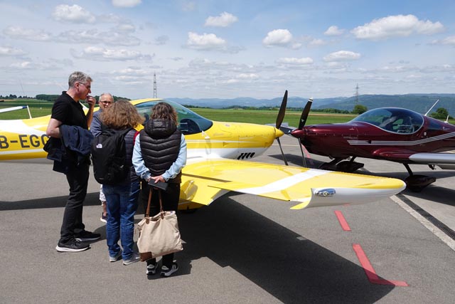 Hingucker. Gäste beim Betrachten des neuen, eigelben Schleppflugzeuges auf dem Flugplatz Schupfart. Foto: Peter Schütz