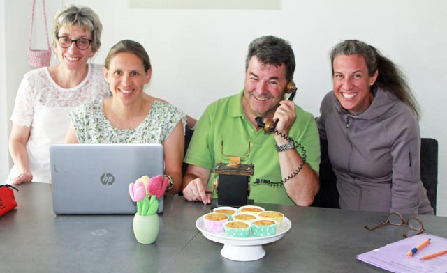 Von links: Die Frauen vom Vorstand Gabriella Hüsser, Anita Kägi und Tamara Keller (Präsidentin) mit Willi Hüsser, der das Vermittlungstelefon betreut; auf dem Bild fehlt Andrea Büchli. Foto: Sonja Fasler 
