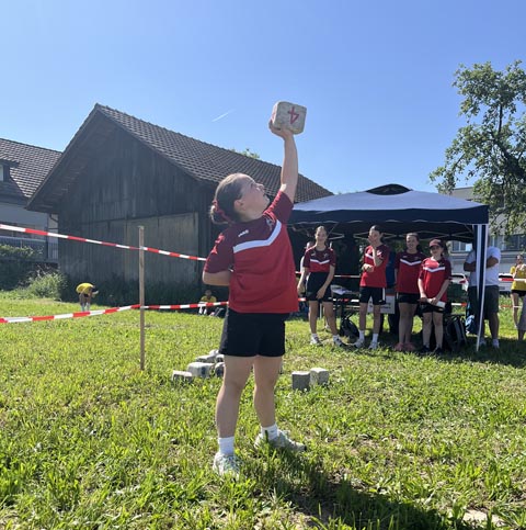 Amea Jufer mit einer bewundernswerten Leistung im Steinheben. Foto: zVg