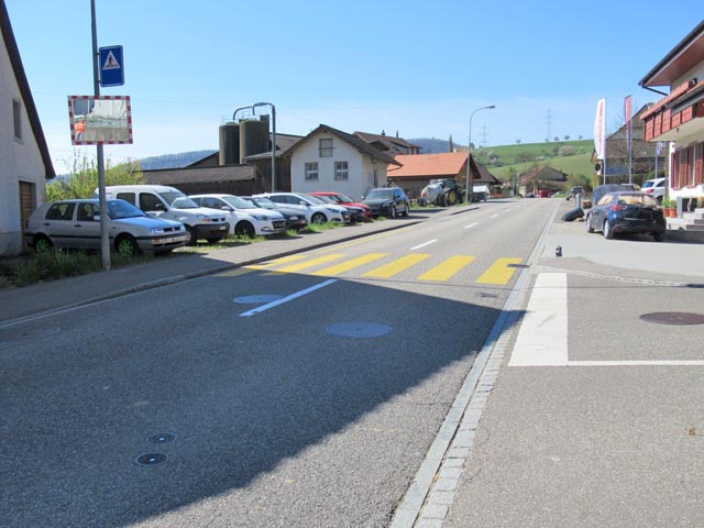 Der Belag auf der Kantonsstrasse (K287) in Oberhofen hat seine Gebrauchsdauer erreicht und muss erneuert werden. Foto: zVg