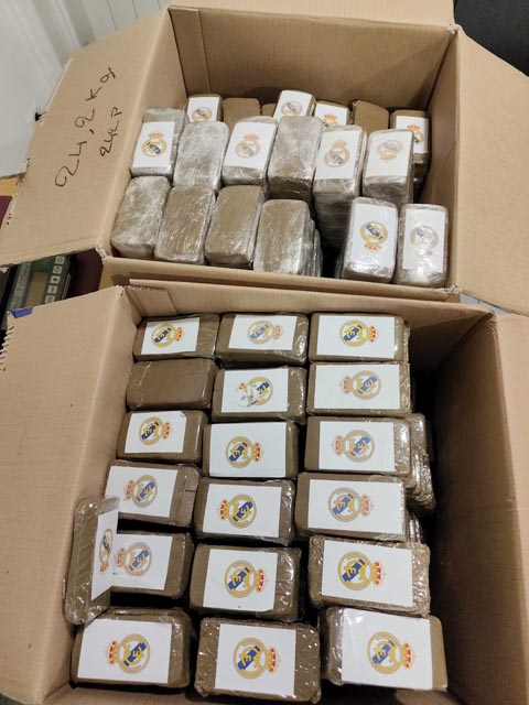 Die im Fahrzeug festgestellten Pakete mit CBD mit synthetischen Cannabinoiden. Foto: BAZG