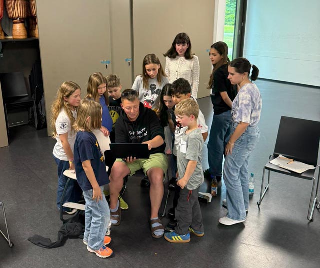 Peter Geiselhart umringt von Mitwirkenden seiner Videos. Foto: zVg