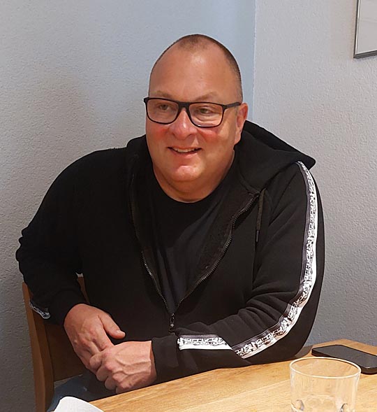 Politik bei Kaffee und Gipfeli: Stadtratskandidat Urs Schnyder. Foto: zVg