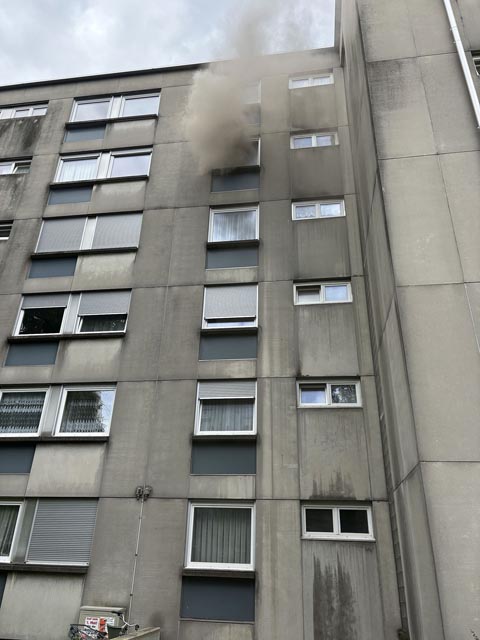 Pratteln BL: Brandausbruch in Mehrfamilienhaus erfordert Feuerwehreinsatz   