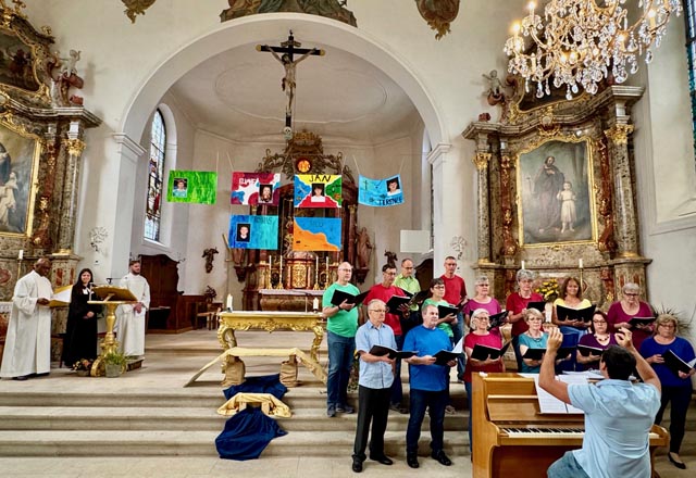 Der «Regenbogen Chor» bereicherte den Gottesdienst. Links das ökumenische Liturgieteam mit Pfr. Godwin Ukatu, Pfrn. Irina Schweighoffer-van Bürck und Enrico di Giovanni. Foto: Fritz Imhof