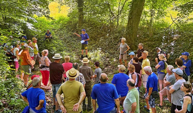 Interessante Ausführungen an der Bannwanderung in Kaisten. Foto: zVg
