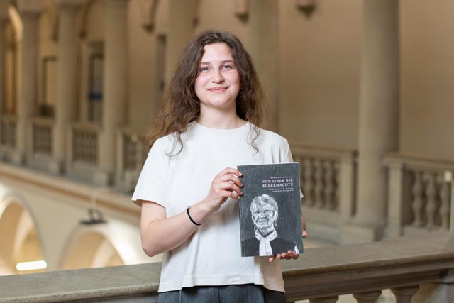 Berenike Weickgenannt mit ihrem Skizzenbuch, in dem sie die Flucht ihrer Grossmutter aus der DDR dokumentiert hat. Foto: sjf