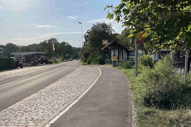 Bushaltestelle Dorf in Effingen: Erhöhung der beiden Haltekanten für einen niveaugleichen Einstieg bei jeweils zwei Türen. Gleichzeitig erfolgt eine Deckbelagssanierung im Perimeter der Bushaltestelle (rund 100 m). Foto: zVg