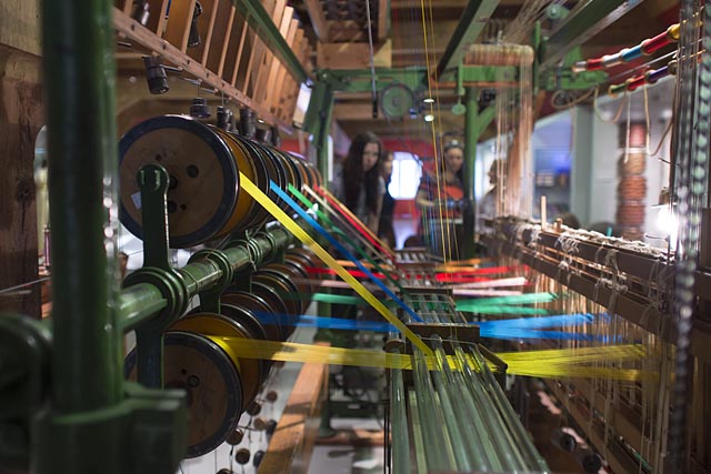 Webstuhl in der Ausstellung «Seidenband. Kapital, Kunst &amp; Krise» im Museum.BL: Foto: Georgios Kefalas ©Museum.BL