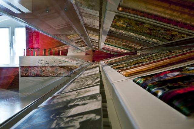 «Seidenbänder in der Ausstellung «Seidenband. Kapital, Kunst & Krise» im Museum.BL. Foto: Andreas Zimmermann ©Museum.BL