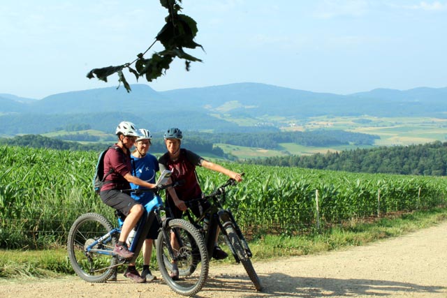Sie haben die E-Bike-Rundtour initiiert: Marlene Weiss, Martina Huber, Nicole Weiss (von links). Foto: zVg 