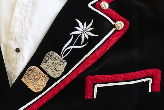 Festabzeichen Querformat. Foto: Peter Wehrli