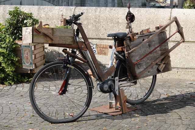 Mit viel Holz. Das Velo Zimmermanns Pause im Städtle steht an der Tourist-Info. Foto: Peter Schütz