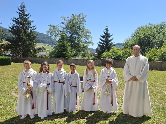 Pfarreiseelsorger Ulrich Feger mit den neuen Ministranten. Foto: zVg