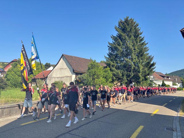 Der gemeinsame Dorfeinzug am Sonntagabend. Foto: zVg