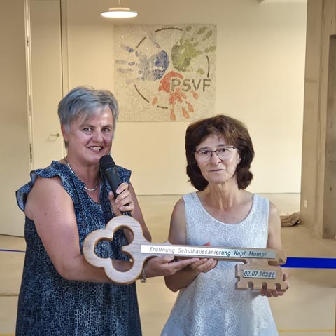 Frau Gemeindeammann Eveline Güntert (links) und Schulleiterin Hilde Schönmann (rechts) anlässlich der feierlichen Schlüsselübergabe. Foto: zVg