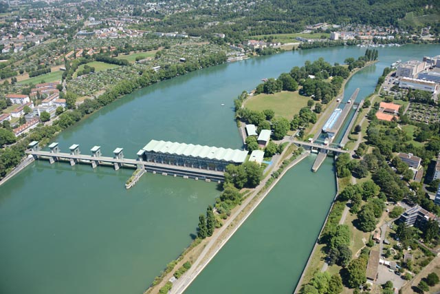 Auf der Kraftwerksinsel Birsfelden gibt es eine neue Beschilderung mit Bade- und Fussgängerverbot. Foto: zVg