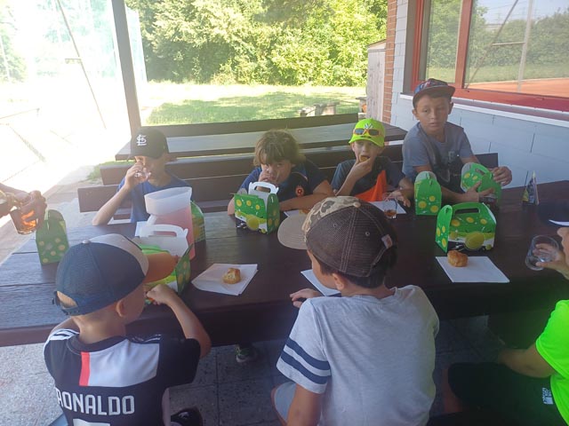 Ein Highlight beim FerienSpass: Der Znüni aus der Tennis-Box. Foto: Pia Spuhler