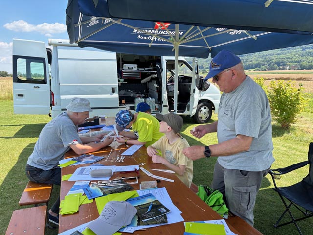 Ferienspass bei der Modellfluggruppe Fricktal. Fotos: Paul Haller/Ralph Götschi 