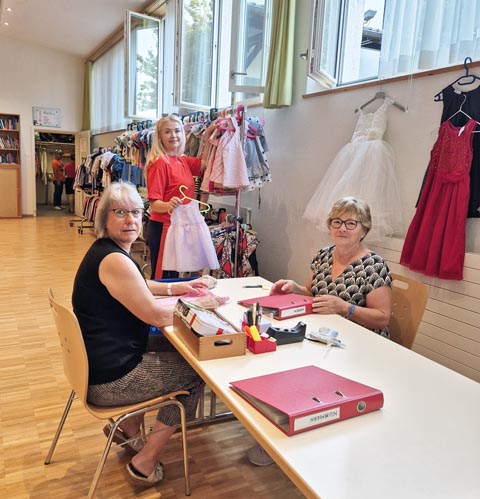 Drei ehrenamtliche Mitarbeiterinnen sorgen für einen reibungslosen Ablauf und eine ansprechende Auslage der vielen Artikel. Foto: zVg 