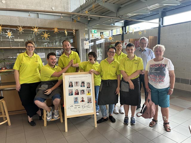 Das Team, das am Donnerstag im Einsatz war: Menschen mit Unterstützungbedarf, Mitabeitende der MBF und Helfende des Rotary-Clubs. Initiert hat das Projekt Anita Knoop (Mitte). Foto: Sonja Fasler