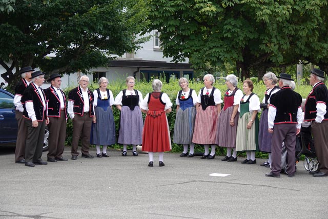 Das Bernerchörli beim Einsingen vor dem Auftritt. Foto: Peter Schütz