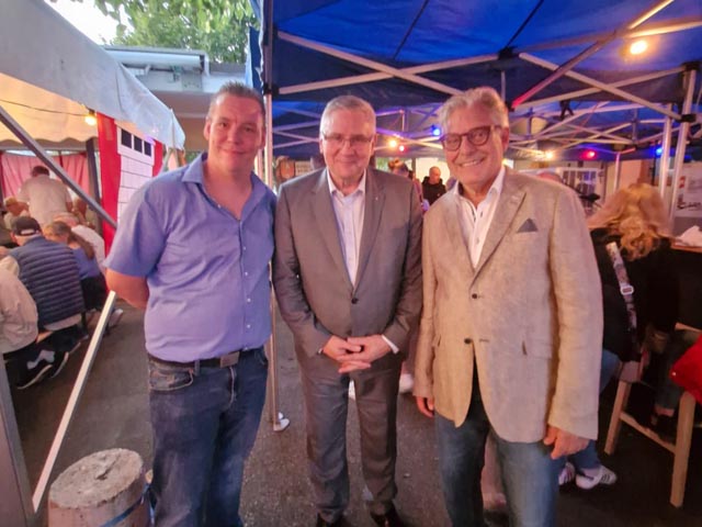Von links: Manuel Ackermann, Präsident SVP Kaseraugst, Nationalrat und SVP-Aargauer-Präsident Andreas Glarner sowie Gemeindepräsident Jean Frey. Foto: zVg