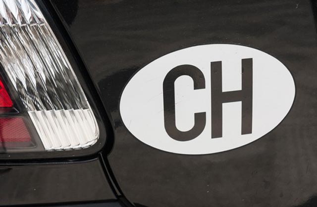  Der CH-Kleber auf dem Auto-Heck ist im Ausland unverändert Pflicht. Ohne droht eine Busse. Foto: iStock