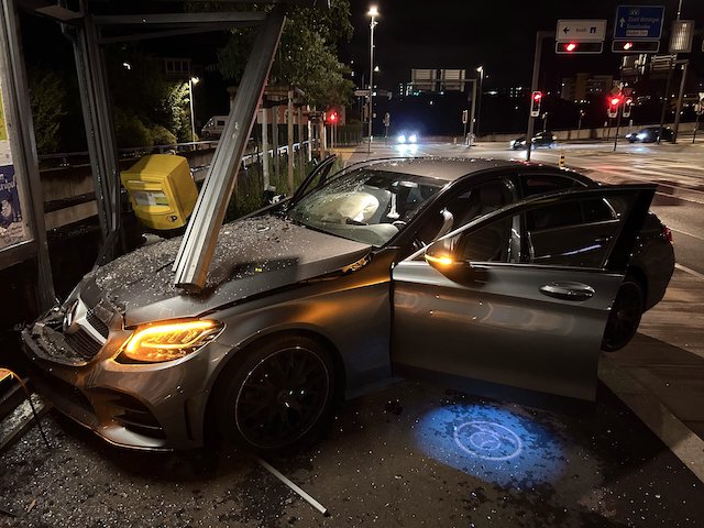 Rieden AG: Junglenker verunfallt mit Mercedes-Benz