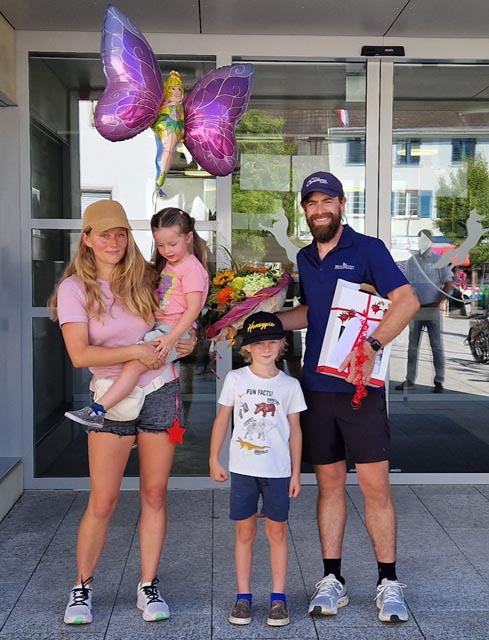 Die vierjährige Mila mit ihrem Bruder und ihren Eltern. Foto: zVg
