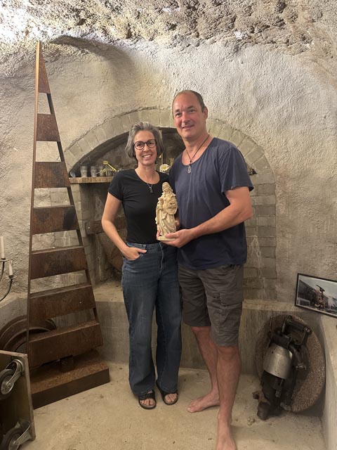 Das geschieht, wenn man die Arbeit mit nach Hause nimmt: Markus Basler mit seiner Frau Sabrina und der Heiligen Barbara in der Hand im hauseigenen Tunnel. Foto: Sonja Fasler