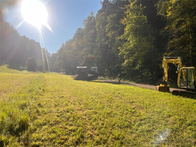 Baumaschinen der Meyer Bau AG beim Baustart für die ökologische Aufwertung im Sagemülital. Zu Baubeginn wird ein Kieskoffer als Installationsplatz geschüttet. Foto: © Martin Ley / Terre AG