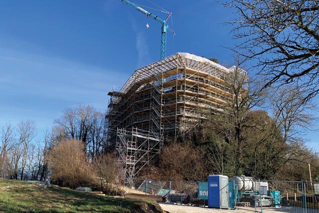 Die mächtige Ringmauer der Ruine Neu Schauenburg im Vollgerüst. Foto: Archäologie Baselland.