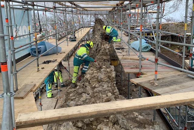 Die freigelegte Mauerkrone der Ringmauer vor der Sanierung. Foto: Archäologie Baselland.