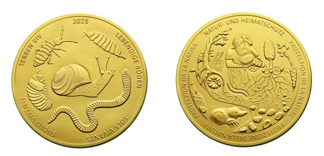 Vorder- und Rückseite des Schoggitalers 2025 – «Lebendige Böden». Foto: © Schoggitaler.