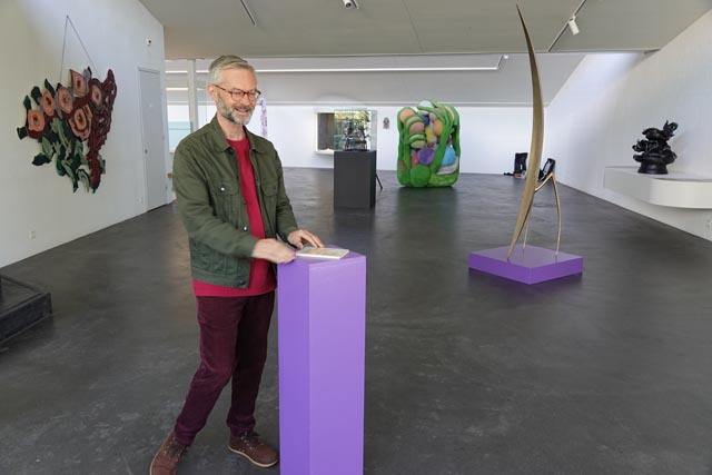 Kurator Michael Hiltbrunner im Obergeschoss des Rehmann-Museums, rechts hinten die Gottesanbeterin von Olivia Etter. Foto Peter Schütz