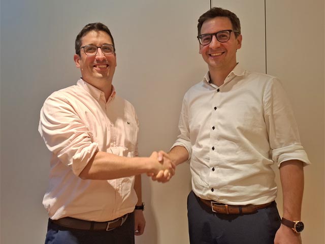 Handshake des amtierenden Geschäftsführers Stefan Huwyler (links) mit dem design. Geschäfts-führer David Spielmann. Foto: zVg