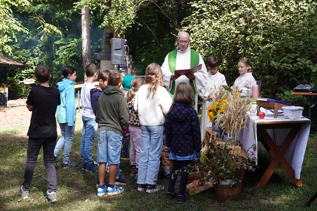 Pfarrer Christian Edringer segnet die Kinder.  Foto: Gaby Hasler