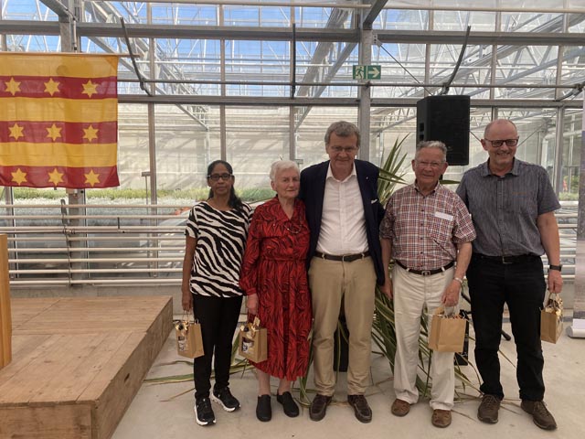 Franco Mazzi (Mitte) ehrte (von links) Rosamma Nagaroor, Hildegard Wieland, Alfred Leu und Caspar Ess.