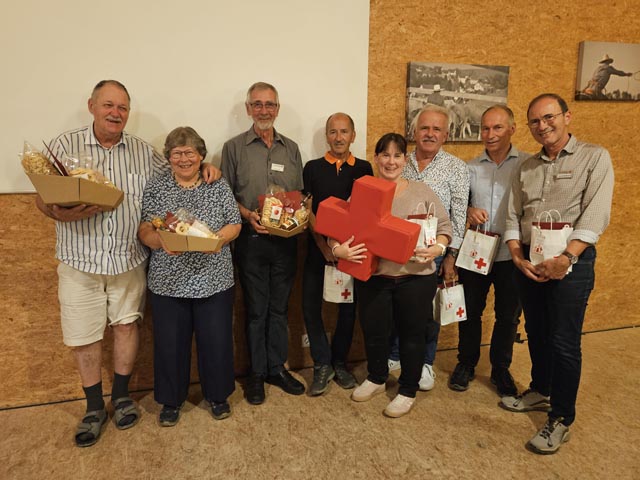 Jubilarinnen und Jubilare (von links): Otto Schiesser (25 Jahre Rotkreuz-Fahrdienst), Elisabeth Sacher (10 Jahre Rotkreuz-Fahrdienst + 5 Jahre Besuchs- und Begleitdienst), Fridolin Laube (10 Jahre Rotkreuz-Fahrdienst), Stephan Trummer, Bianca Jehle, Martin Metzger, Hans Peter Flückiger, Ernst Kaufmann (je 5 Jahre Rotkreuz-Fahrdienst). Nicht anwesend: Dieter Stammherr und Cosimo Rizzello (je 10 Jahre Rotkreuz-Fahrdienst), Werner Amstutz, Ursula Moser, Kurt Leubin, Martin Leiser (je 5 Jahre Rotkreuz-Fahrdienst). Foto: zVg