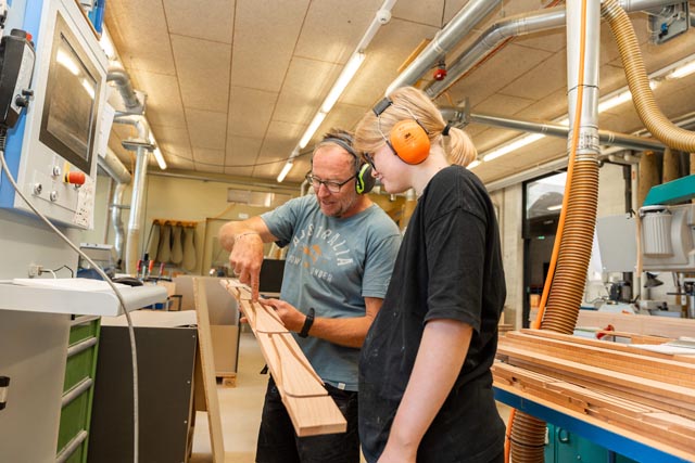 Lernende bei der Arbeitsvorbereitung mit dem Teamleiter. Foto: zVg