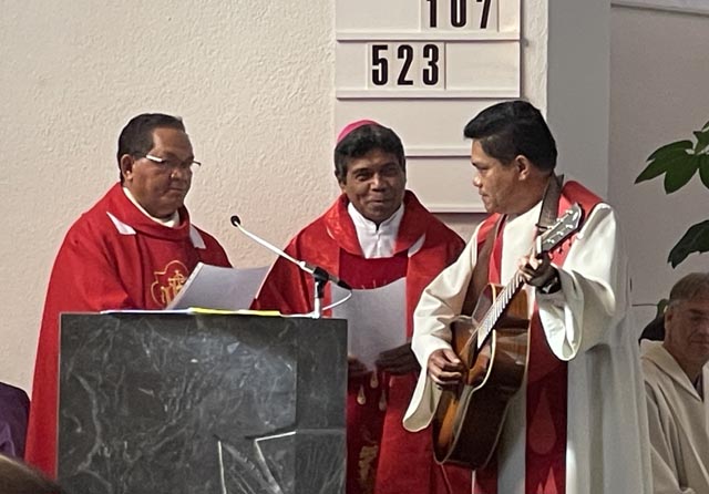 Stefanus Wolo Itu, Bischof Paulus, Pater Albert, Foto Anita Meyer: Bischof Paulus stimmte gemeinsam mit Pfarrer Stefanus sowie Pater Albert aus Steinhausen das indonesische «Lied der Liebe» an. Foto: Anita Meyer