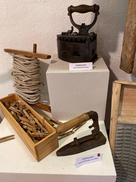 Leben ohne Strom: In der Sonderausstellung im Heimatmuseum Schinznach lernen Gäste Objekte aus der Zeit vor der Elektrizität kennen. © Jurapark Aargau
