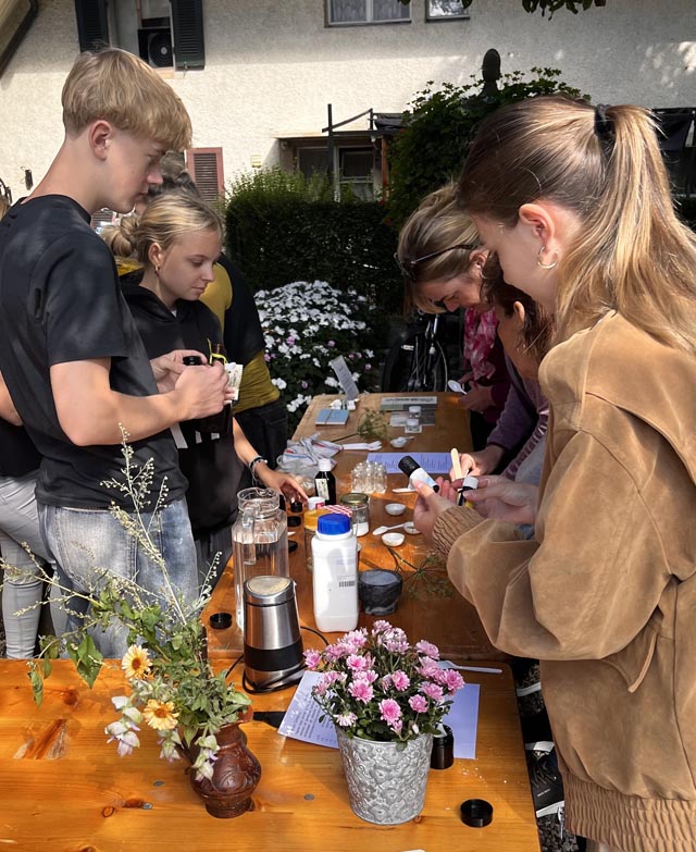 Die Besucher durften ihre eigenen Naturkosmetika herstellen.