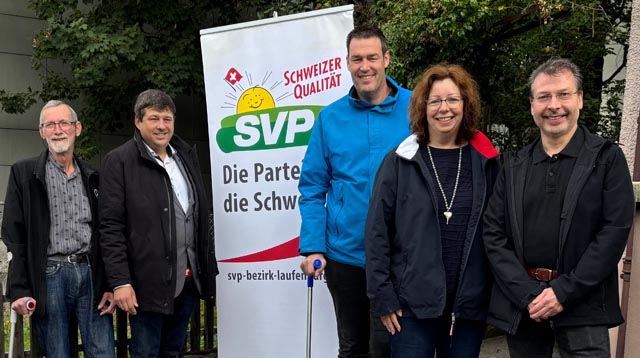 Roland Härri, Andreas Tscheulin, Nationalrat Christoph Riner, Gemeinderatskandidatin Alexandra Leimgruber-Jud und Ortsparteipräsident Robert Weniger (von links)